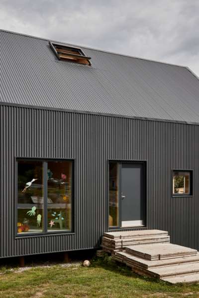 „Pinteressante“ Dach- und Fassadenlösung mit Sinusprofilen,